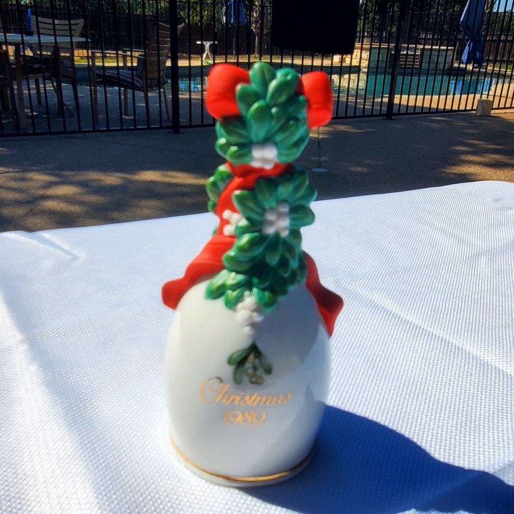 Vintage 1989 Avon Collectible Holiday Christmas Bell - Porcelain - NIB‎